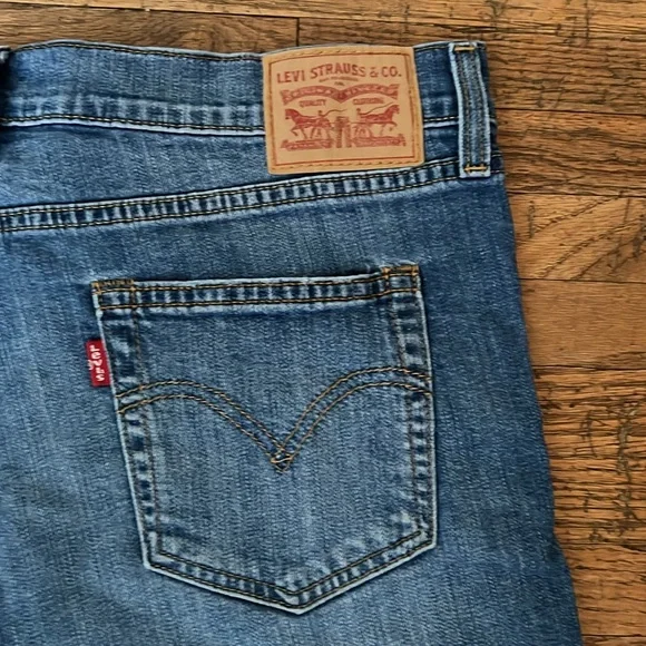 Women’s Levi’s Distressed Denim Cuffed Shorts - Picture 2 of 8